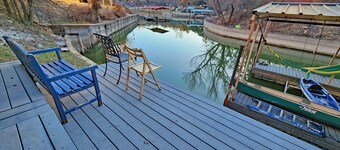 Huge 4 bedroom + loft lakehouse with private dock - 27 min north of Sundance Sq