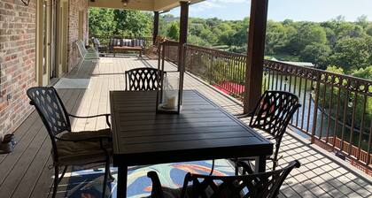 Huge 4 bedroom + loft lakehouse with private dock - 27 min north of Sundance Sq