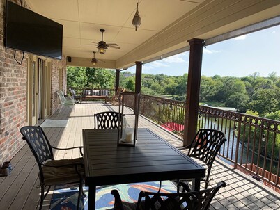 Huge 4 bedroom + loft lakehouse with private dock - 27 min north of Sundance Sq