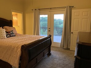 5 bedrooms, free WiFi, bed sheets, wheelchair access