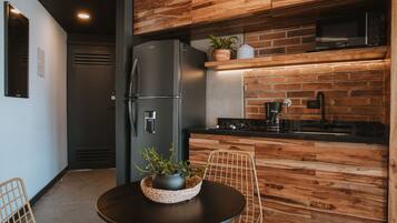 Réfrigérateur, micro-ondes, plaque de cuisson, cafetiÚre/bouilloire