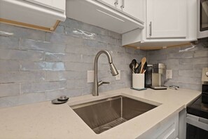 Jääkaappi, mikroaaltouuni, liesi, astianpesukone