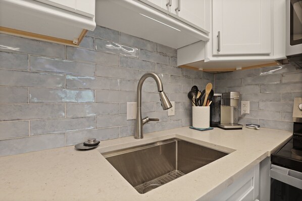 Fridge, microwave, stovetop, dishwasher - Upscale villa w/ balcony, pool, king suite, full kitchen – 5 mins to beach in Port Royal (Hilton Head Island)