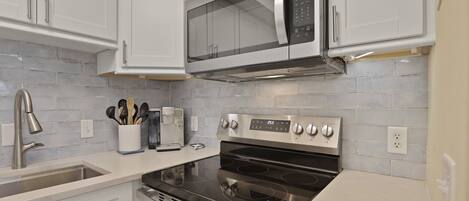 Fridge, microwave, stovetop, dishwasher