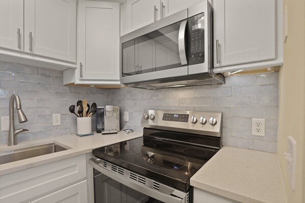 Fridge, microwave, stovetop, dishwasher