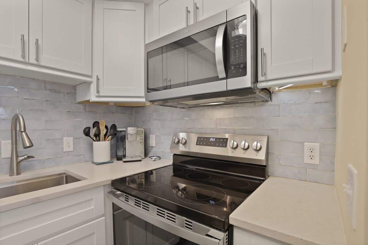 Kjøleskap, mikrobølgeovn, kokeplater og oppvaskmaskin