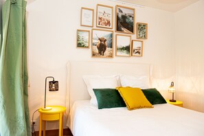 3 bedrooms, iron/ironing board, travel cot, free WiFi - Grande maison meublée au calme à la campagne. (Lennon)