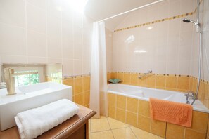 Badewanne, Haartrockner, Handtücher, Seife