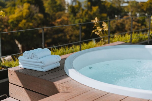 Outdoor spa tub