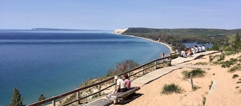 Secluded Lakefront home, Hiking nearby, Wifi, TV, Paddle Boards, Fire pit, Grill