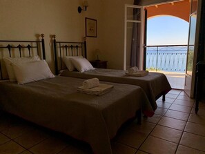 4 chambres, coffres-forts dans les chambres, fer et planche à repasser