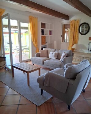 TV, fireplace, DVD player, books