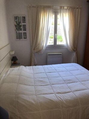 3 bedrooms, iron/ironing board, Internet