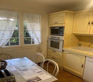 Micro-ondes, four, lave-vaisselle, cafetière/bouilloire