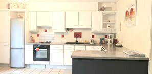 Een koelkast, een oven, een kookplaat, een vaatwasser