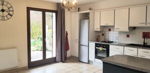 Frigorífico, horno, placa de cocina y lavavajillas