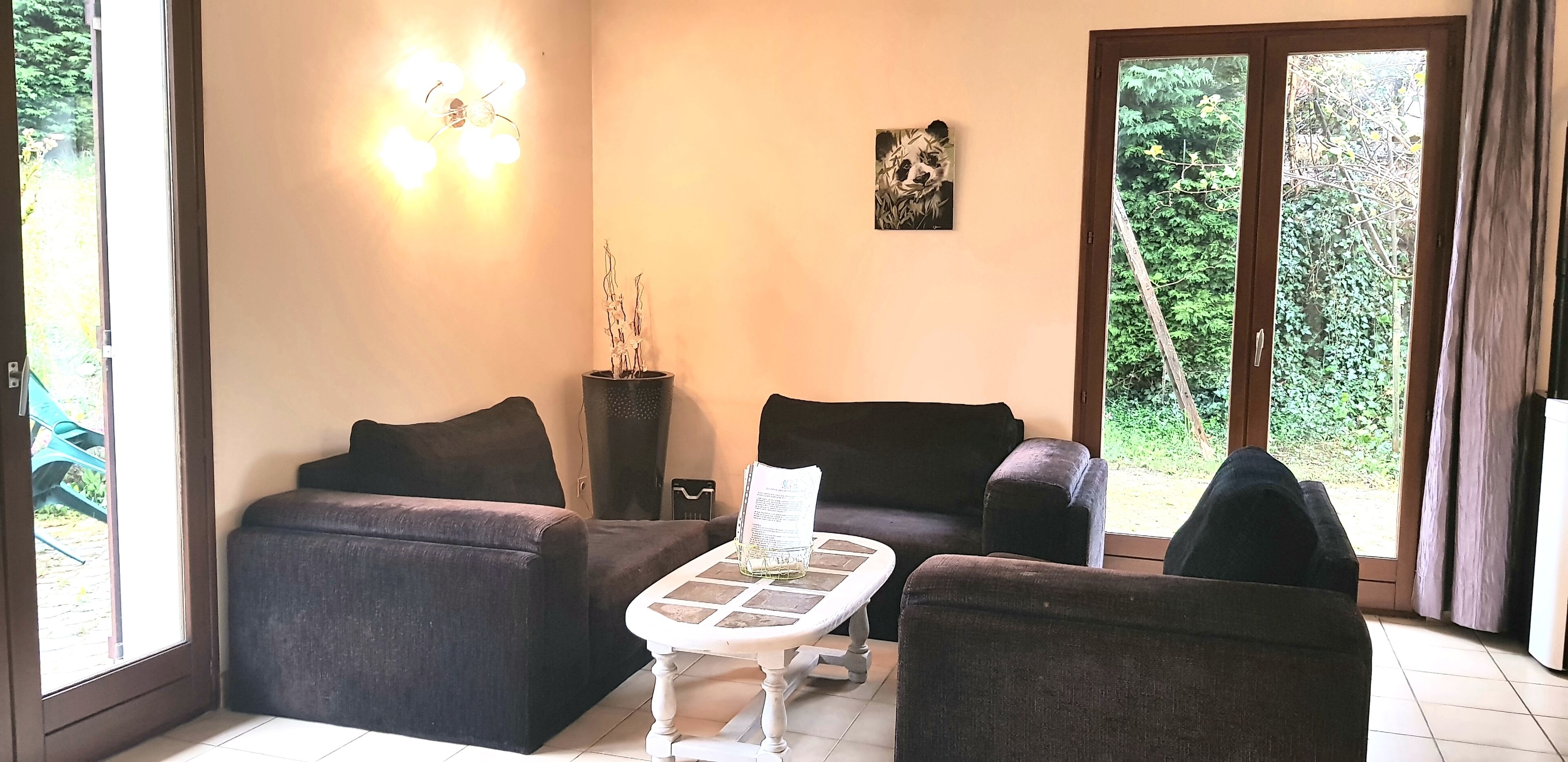 TV connectée, livres, espaces bureaux