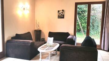 TV connectée, livres, espaces bureaux