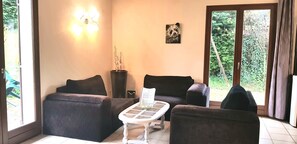 TV connectée, livres, espaces bureaux