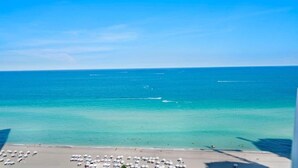 Una playa con agua turquesa cristalina y una orilla arenosa.