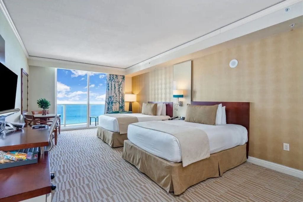 1 habitación, caja de seguridad en la habitación y escritorio 