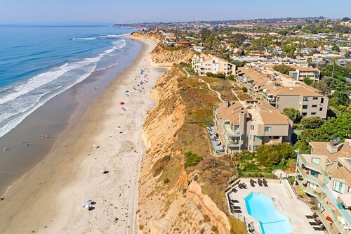 High End Oceanfront Home, a 2 min walk to Beach, Shops, Dining & More in Solana
