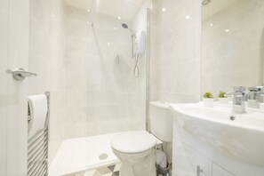 Dusche, Haartrockner, HandtĂŒcher, Seife