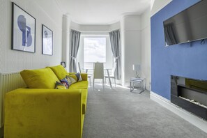 Smart TV, fireplace