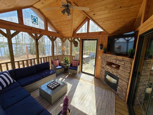 Smart TV, fireplace, DVD player, books