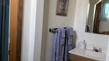 Dusche, Haartrockner, HandtĂŒcher, Seife