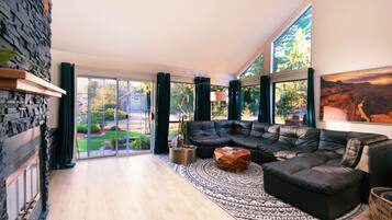 Smart TV, chimenea y videojuegos