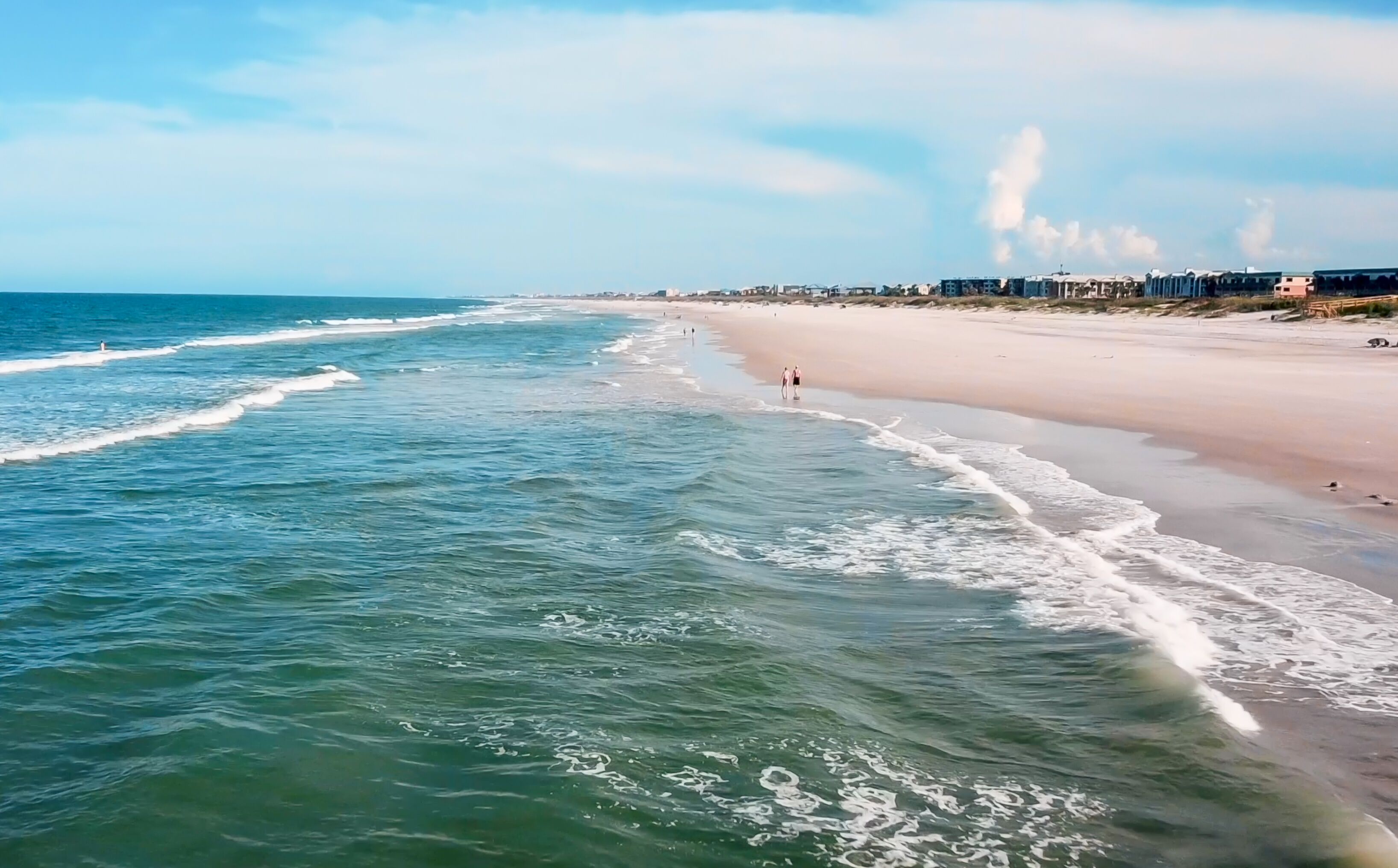 Playa en los alrededores, camastros y toallas de playa 