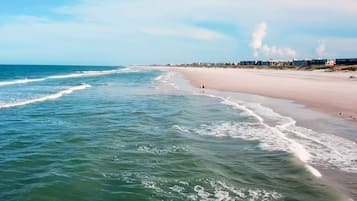 Playa en los alrededores, camastros y toallas de playa