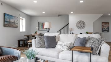 Smart TV, libros y estéreo