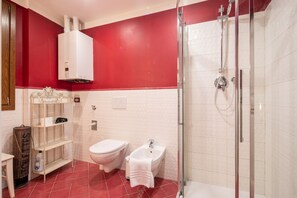 Een douche, een haardroger, een bidet, handdoeken