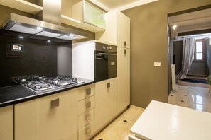 Een koelkast, een oven, een kookplaat, een koffiezetapparaat/waterkoker