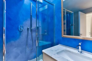 Bruser, hårtørrer, bidet, håndklæder