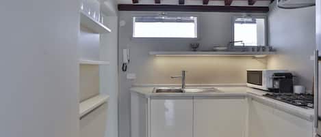 Kühlschrank, Mikrowelle, Ofen, Geschirrspüler