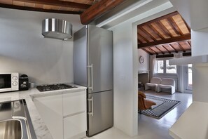 Refrigerador, microondas, horno y lavavajillas 
