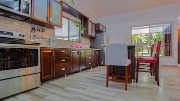 Réfrigérateur, four à micro-ondes, un four, surface de cuisson