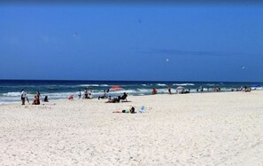 Una playa cerca, sillas reclinables de playa