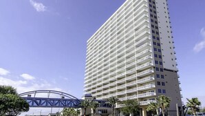 Un grand hôtel à plusieurs étages, à l’architecture extérieure uniforme et doté de balcons.