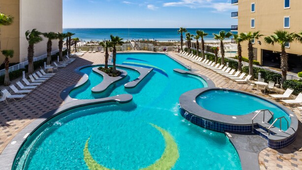 Une piscine avec vue sur la plage et l’océan.