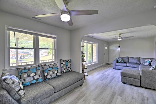 Bluefield Retreat w/ Pool Table: Near Parks!