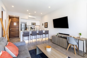 City-Apartment | Wohnzimmer | 42-Zoll-Smart-TV mit Kabelempfang, Fernseher