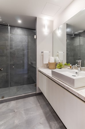 City-Apartment | Badezimmer | Dusche, Regendusche, Seife, Shampoo