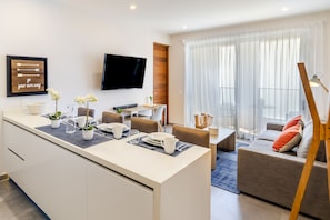 Appartement Ville | Salle de séjour | TV connectée de 42 pouces avec chaînes par câble, télévision