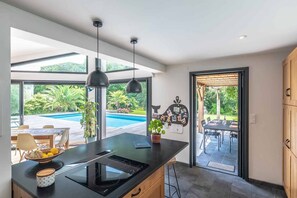 Fridge, oven, dishwasher, toaster