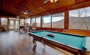 Game room - Wood Cabin w/MTN Views, Community Pool, large Deck, large 2400sq ft, pool tble (Sevierville)