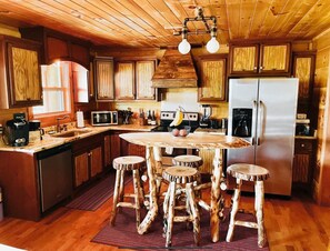 Microwave, oven, stovetop, dishwasher - Wood Cabin w/MTN Views, Community Pool, large Deck, large 2400sq ft, pool tble (Sevierville)